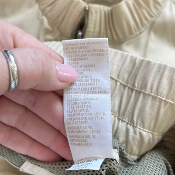 Tommy Hilfiger tan utility jacket with lots of pockets and zippers. 100% cotton - Picture 8 of 8